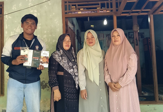Kegiatan kuliah kerja nyata multidisiplin 1 Dika Fajar Alfiansyah berjudul LABEL DAN KEMASAN BARU, LANGKAH KECIL TINGKATKAN NILAI JUAL ABON IKAN PINDANG di Desa Tambaksari, Kecamatan Rowosari, Kabupaten Kendal