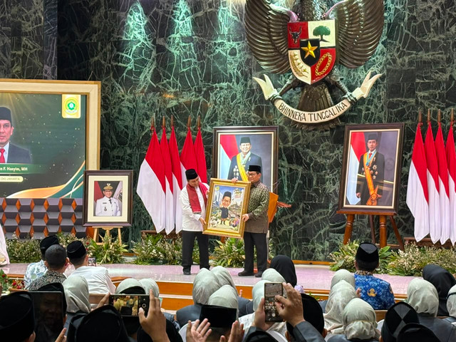 Gubernur DKI Jakarta Pramono Anung saat memberikan sambutan pada Wisuda Mahasiswa Pendidikan Kader Mubalig (PKM) Angkatan XXXII tahun 2025 dan Studium General Angkatan XXXIII tahun 2026 di Balai Agung, Balai Kota DKI Jakarta, Jumat (17/7/2026). Foto: Nauval Pratama/kumparan