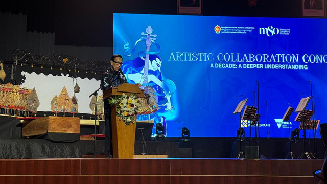 Gubernur DIY, Sri Sultan Hamengku Buwono X, menyampaikan sambutan dalam konser kolaborasi Melbourne Symphony Orchestra (MSO) dan Dinas Kebudayaan Daerah Istimewa Yogyakarta (DIY) di Auditorium Universitas Sanata Dharma, Yogyakarta, Kamis (17/7). Foto: Pandangan Jogja/Danang BK.