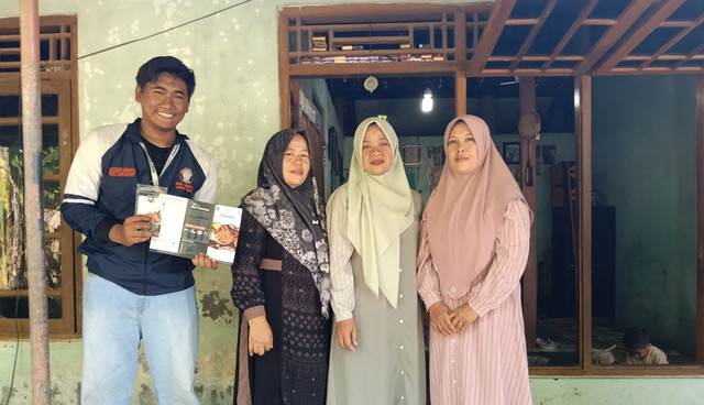 Kegiatan kuliah kerja nyata multidisiplin 1 Dika Fajar Alfiansyah berjudul INOVASI SEDERHANA, UBAH IKAN PINDANG MENJADI PRODUK NENDANG di Desa Tambaksari, Kecamatan Rowosari, Kabupaten Kendal