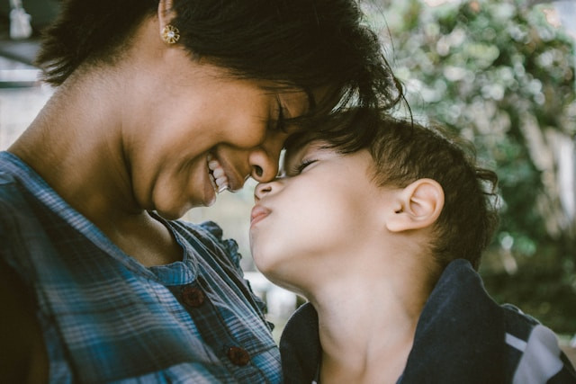 Anak membutuhkan dukungan, bukan tuntutan untuk selalu sempurna. Dari rasa aman yang diberikan orang tua, keberanian untuk mencoba dan belajar dari kesalahan dapat tumbuh sejak dini. Foto: Bruno Nascimento/Unsplash.