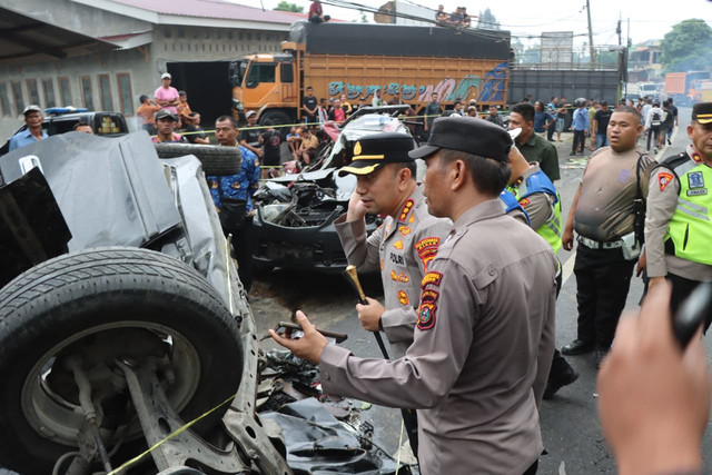 Proses evakuasi kecelakaan di Sibolangit, Jumat (17/7/2026). Foto: Dok. Polda Sumut