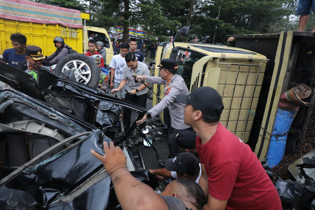 Proses evakuasi kecelakaan di Sibolangit, Jumat (17/7/2026). Foto: Dok. Polda Sumut