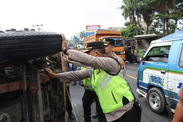 Proses evakuasi kecelakaan di Sibolangit, Jumat (17/7/2026). Foto: Dok. Polda Sumut