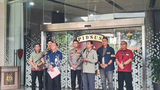 Doorstop dengan Kapuspenkum Anang Supriatna (tiga dari kiri), Kabid Humas Polda Metro Jaya Kombes Pol Budi Hermanto (tengah) di gedung Jampidsus, Jakarta Selayan, Jumat (17/7/2026). Foto: Pradya Tirta/kumparan