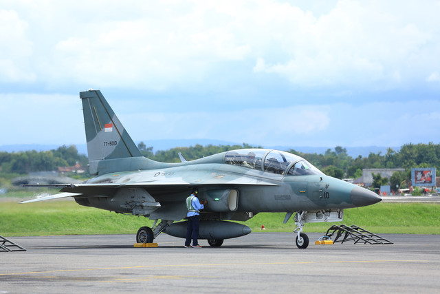 Pesawat tempur Jet T-50i Golden Eagle i Bandara Adi Soemarmo. Boyolali, Jawa Tengah, Indonesia pada 28 Maret 2019. Foto: untungsubagyo/Shutterstock