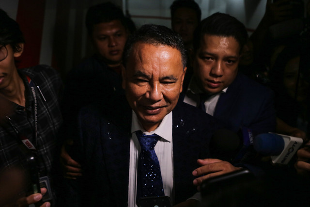 Pengacara Hotman Paris Hutapea (tengah) berjalan memasuki Gedung Bundar saat tiba di Kejaksaan Agung, Jakarta, Jumat (17/7/2026). Foto: Asprilla Dwi Adha/ANTARA FOTO