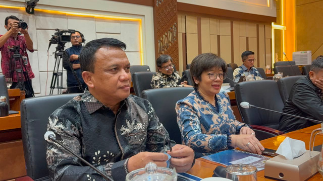 Wakil Kepala BGN Agustina Arumsari dan Trenggono saat rapat dengan Komisi IX DPR di Kompleks Parlemen, Senayan, Jakarta, Jumat (17/7). Foto: Nasywa Athifah/kumparan