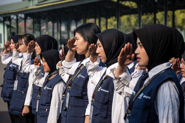 Sejumlah siswa peserta program Sarjana Penggerak Pembangunan Indonesia (SPPI) memberikan hormat saat mengikuti pembukaan Pelatihan dan Sertifikasi Manajer Koperasi Desa Merah Putih (KDMP) di Pusdik Armed, Kota Cimahi, Jawa Barat, Jumat (17/7/2026). Foto: Abdan Syakura/ANTARA FOTO