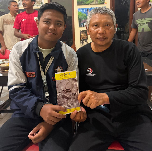 Penyerahan Leaflet Edukasi Penggunaan Sistem Resirkulasi dalam Budidaya Ikan Lele untuk dimanfaatkan Pembudidaya Ikan di Desa Tambaksari
