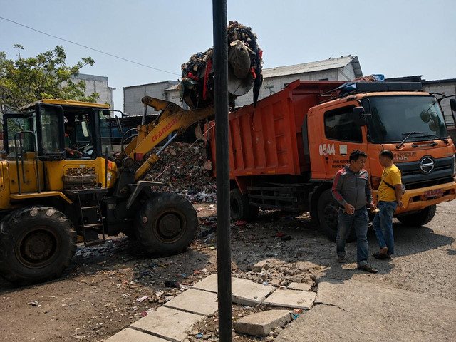 Sampah Menggunung di TPS Rusun Waduk Pluit, Sudin LH Targetkan Bersih 10 Hari. Foto: Dok: Dinas Lingkungan Hidup DKI Jakarta