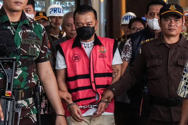 Tersangka kasus dugaan Tindak Pidana Pencucian uang (TPPU) Don Ritto (tengah) keluar dari Gedung Jampidsus Kejaksaan Agung, Jakarta, Jumat (17/7/2026). Foto: Fakhri Hermansyah/ANTARA FOTO