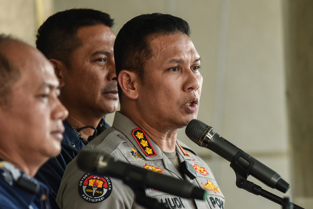Kabid Humas Polda Metro Jaya Kombes Pol Bhudi Hermanto (kanan) bersama Kapuspenkum Kejagung Anang Supriatna (kiri) memberikan keterangan pada konferensi pers di Gedung Jampidsus Kejaksaan Agung, Jakarta, Jumat (17/7/2026). Foto: Fakhri Hermansyah/ANTARA FOTO