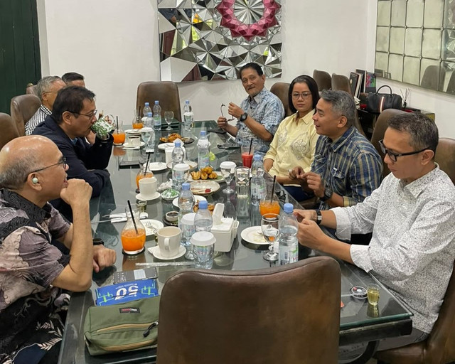 Menteri Perekonomian Purbaya Yudhi Sadewa bertemu Ketua Kadin DIY, GKR Mangkubumi, Wakil Ketua Kadin DIY, Robby Kusuma Harta, dan sejumlah pengurus Kadin DIY di Dalem Punakawan, Jalan Ahmad Dahlan, Yogyakarta, Jumat (17/7).