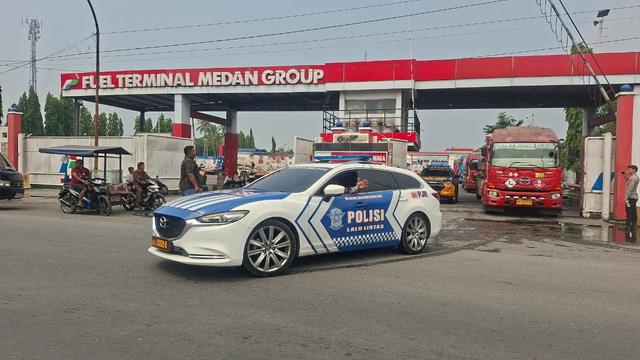 Kepolisian Daerah Sumatera Utara dalam mengawal distribusi BBM dari Fuel Terminal Medan Group ke Kota Medan dan sekitarnya. Foto: Dok. Pertamina