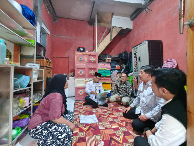 Staf khusus Menteri Sosial Ishaq Zubaedi Raqib sinkronisasi data dan verifikasi faktual rumah orang tua siswa Sekolah Rakyat yang diusulkan mendapat bantuan bedah rumah di Kota Bandung, Jawa Barat, Jumat (17/7/2026). Foto: Biro Humas/M. Saifulloh