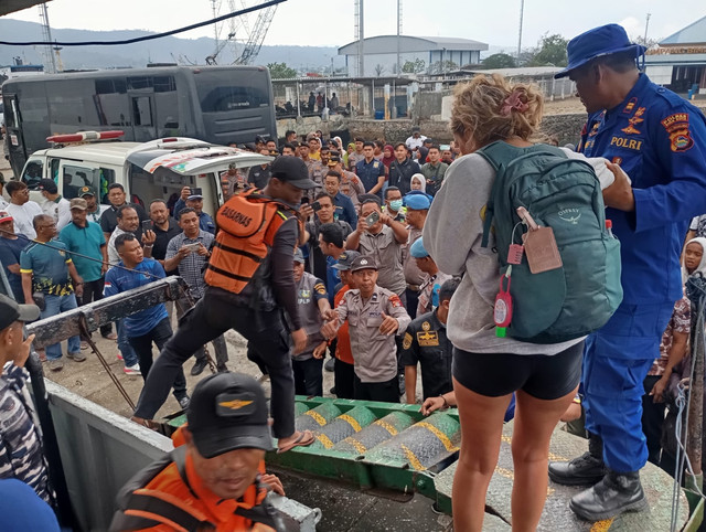 Petugas mengevakuasi 45 penumpang kapal wisata yang tenggelam di perairan Tanjung Katupa, Kabupaten Bima, Nusa Tenggara Barat (NTB), Kamis (16/7/2026) malam. Foto: Dok. SAR Bima