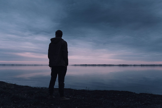 Ilustrasi keutuhan dalam sepi. Foto: Lukas Rychvalsky/Unsplash (https://bit.ly/3Tp3XTb)