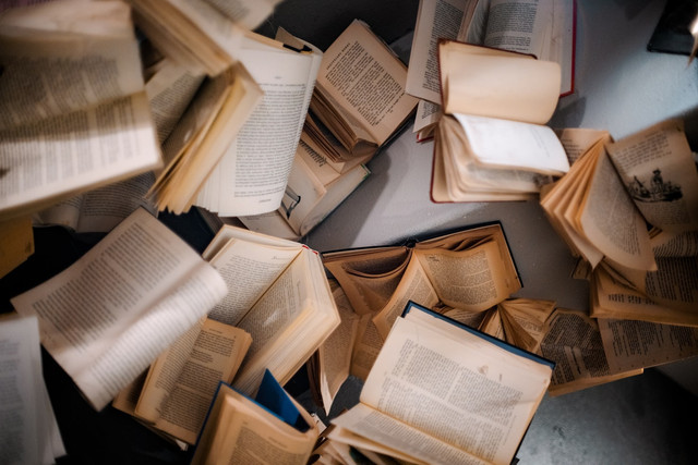 Ilustrasi Perbedaan tadabbur dan tafakur. Foto: Unsplash/Jason Leung