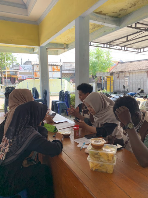 Cuplikan kegiatan pendampingan UMKM berupa pembuatan logo merek, foto produk, dan video konten promosi untuk mendukung transformasi digital.