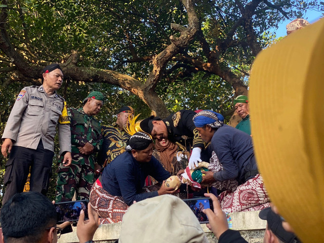 Prosesi penyembelihan pengantin bekakak dalam upacara adat Saparan Bekakak di Ambarketawang, Gamping, Sleman, Jumat (17/7). Foto: Pandangan Jogja/Resti Damayanti