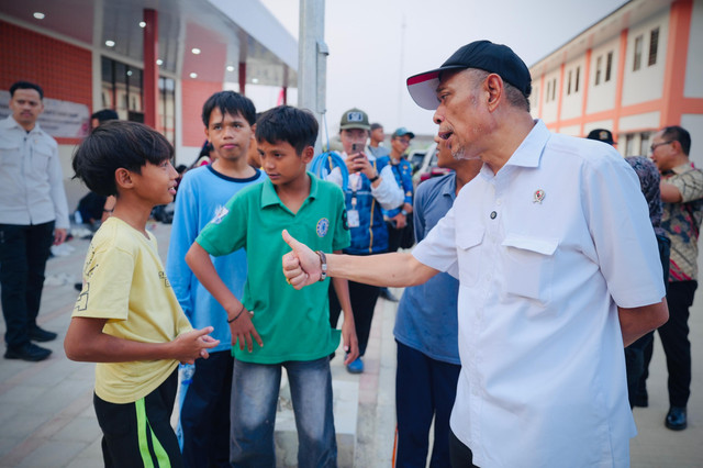 Wakil Menteri Sosial Agus Jabo Priyono berdialog dengan siswa Sekolah Rakyat Kota Semarang yang tengah mengikuti masa pengenalan lingkungan sekolah (MPLS), Rabu (17/7/2026). Foto: Dok. Biro Humas Kemensos/Bayu Aprianto