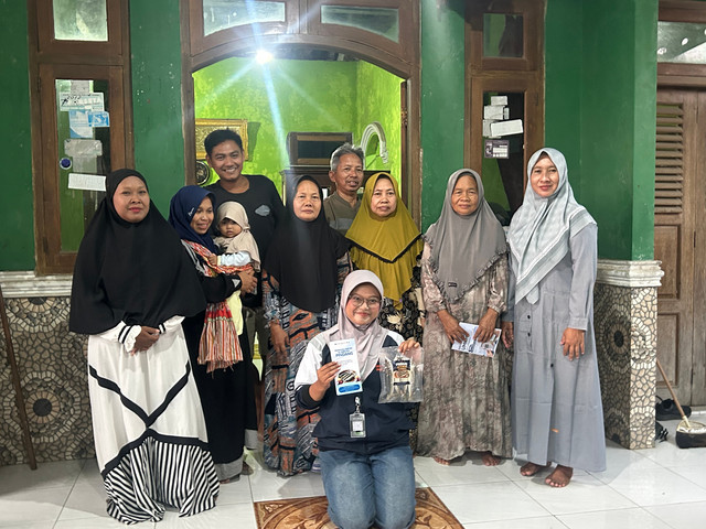 Kegiatan Kuliah Kerja Nyata Multidisiplin 1 Davina Maia Kusuma berjudul Peningkatan Identitas Ikan Pindang melalui Penerapan Kemasan Vakum dan Label Produk pada UMKM Desa Tambaksari