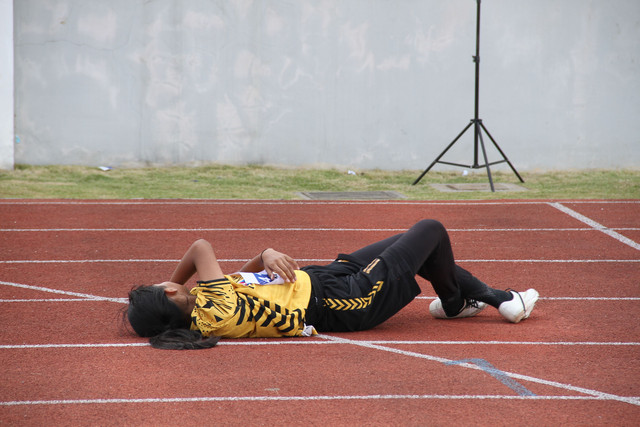 Syaqilla Faradhila saat bertanding di MilkLife Athletics Challenge 2026 pada Jumat (17/7) di Supersoccer Arena, Kudus, Jawa Tengah. Foto: Vega Ma'arrijil Ula/kumparan