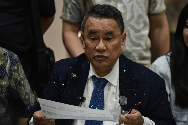 Kuasa hukum tersangka kasus dugaan korupsi eks Jampidsus Febrie Adriansyah, Hotman Paris Hutapea (tengah) menyampaikan keterangan kepada wartawan di Gedung Jampidsus Kejaksaan Agung, Jakarta, Jumat (17/7/2026). Foto: Fakhri Hermansyah/ANTARA FOTO