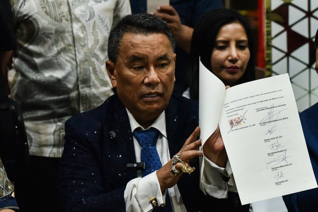 Kuasa hukum tersangka kasus dugaan korupsi eks Jampidsus Febrie Adriansyah, Hotman Paris Hutapea (tengah) menyampaikan keterangan kepada wartawan di Gedung Jampidsus Kejaksaan Agung, Jakarta, Jumat (17/7/2026). Foto: Fakhri Hermansyah/ANTARA FOTO