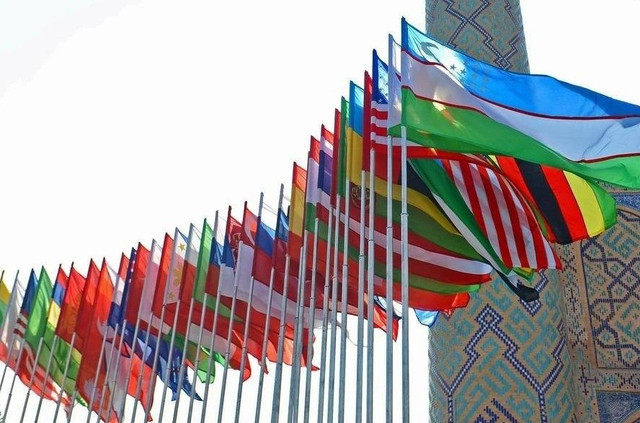 Bendera-bendera negara yang berkomitmen dalam forum perdamaian global (Sumber: Kumparan)