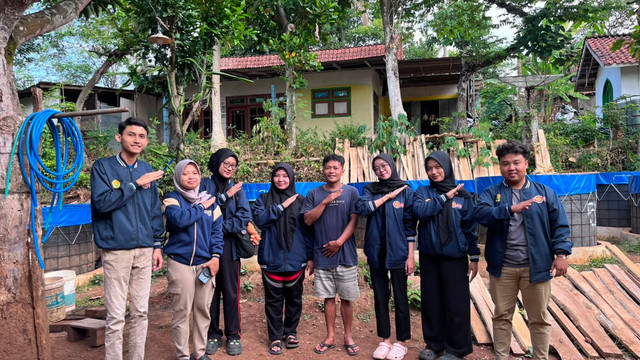 Sabtu (17/07/2026) Mahasiswa KKN Kolaboratif UNEJ-UNARS bersama pemilik UMKM Gapura Farm, Pak Eko, di area budidaya lele Desa Baderan, Kabupaten Situbondo.