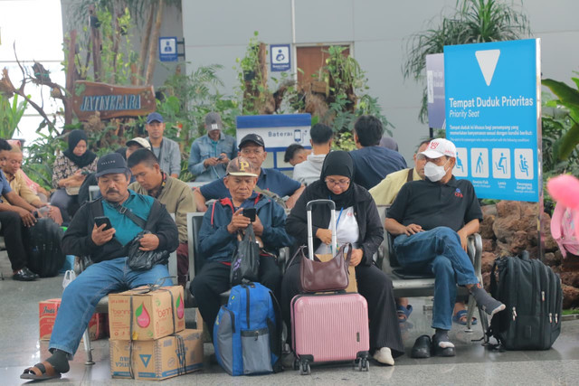 Ilustrasi penumpang menunggu kereta api jarak jauh. Foto: Dok. KAI Daop 1 Jakarta