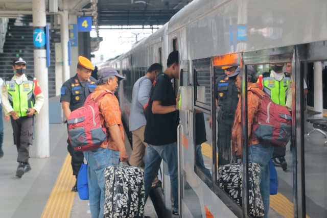 Sebanyak 13 KA Jarak Jauh keberangkatan Stasiun Gambir difasilitasi berhenti di Stasiun Jatinegara guna mengantisipasi kepadatan Konser Akbar Monas, Sabtu (18/7/2026). Foto: Dok. KAI Daop 1 Jakarta