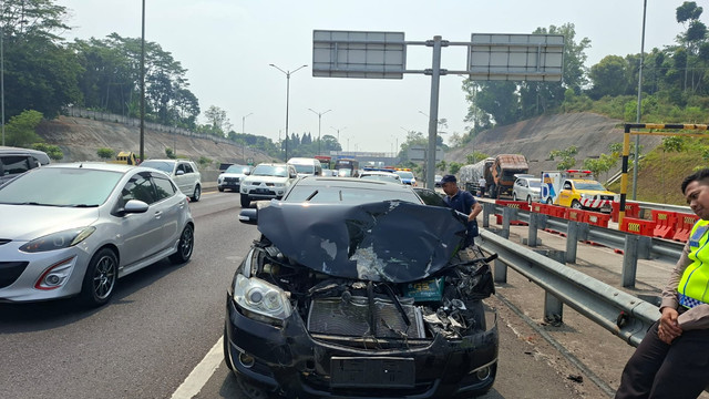 Kecelakaan beruntun di tol Cipularang KM 99 A dari arah Jakarta menuju Bandung, Sabtu (18/7/2026). Foto: Dok. Istimewa