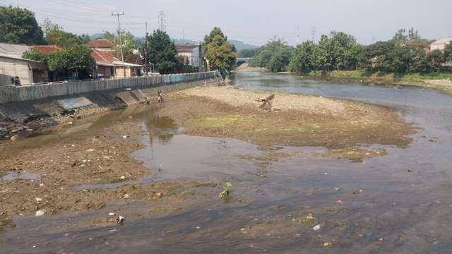 Tinggi Muka Air (TMA) di Bendung Katulampa, Kecamatan Bogor Timur, Kota Bogor, turun hingga menyentuh angka 0 sentimeter pada Sabtu (18/7/2026), dasar sungai terlihat. Foto: Dok. kumparan