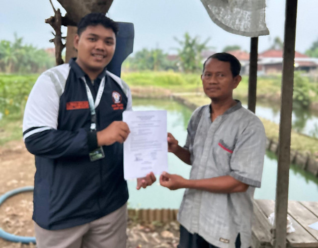 Serah terima berita acara multidisiplin 2 Edukasi Interpretasi Warna Air sebagai Indikator Kondisi Kolam Budidaya