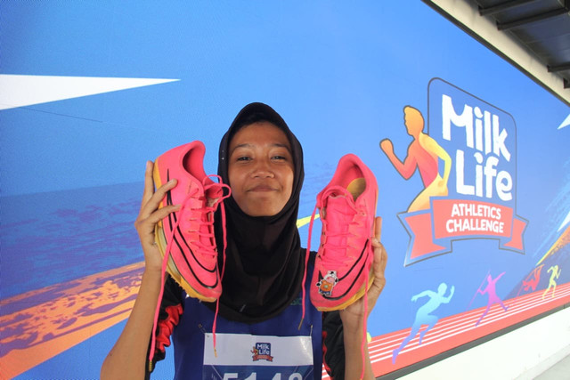 Nayla Sagita saat bertanding di MilkLife Athletics Challenge 2026 pada Sabtu (18/7) di Supersoccer Arena, Kudus, Jawa Tengah. Foto: Vega Maarijil Ula/kumparan
