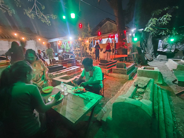 Suasana makan di area pemakaman di Karawang. Foto: Dok. kumparan