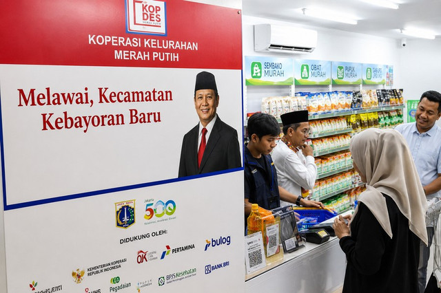 Masyarakat berbelanja kebutuhan sehari-hari di salah sau gerai KDMP di bilangan Kebayoran Baru, Jakarta Selatan. Foto: Shutterstock