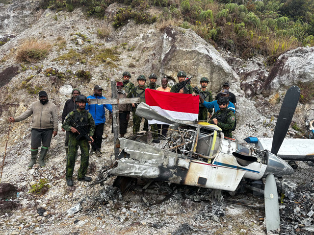 Proses evakuasi dan pembersihan sisa puing-puing pesawat Pilatus dengan nomor registrasi PK-RCY milik PT A-M-A di Distrik Balinggama Papua Pegunungan, Sabtu (18/7/2026). Foto: Dok. Kogabwilhan III