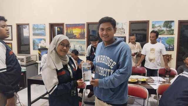 Kegiatan Kuliah Kerja Nyata Multidisiplin 1 Tsaniatul Maghfiroh dengan judul Edukasi Diagnosis Klinis Penyakit Ikan dan Teknik Pengambilan Sampel di Desa Tambaksari, Kecamatan Rowosari, Kabupaten Kendal