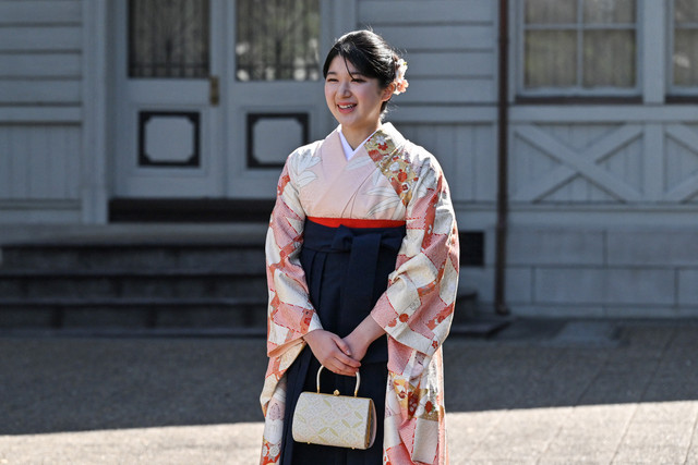 Putri Aiko dari Jepang, putri Kaisar Naruhito dan Permaisuri Masako, berpose untuk media di halaman Universitas Gakushuin saat menghadiri upacara wisudanya, di daerah Meijiro, Tokyo (20/3/2024). Foto: Richard A. Brooks/AFP