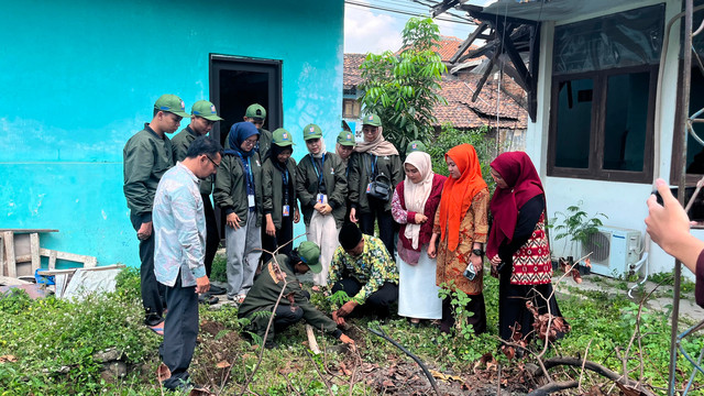 KKM Kelompok 60 Universitas Primagraha Sukses Gelar Proker serang Hijau