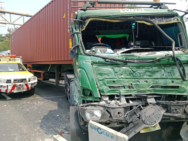 Kecelakaan beruntun di Tol Bintara KM 54 arah Cakung, Sabtu (18/7/2026). Foto: Dok. Istimewa