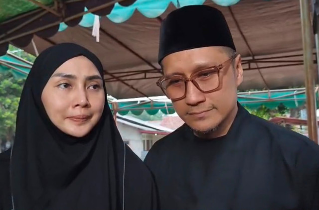 Fenita Arie dan Arie Untung saat ditemui di TPU Kampung Kandang, Jakarta Selatan, Sabtu (18/7/2026). Foto: Dok. Istimewa