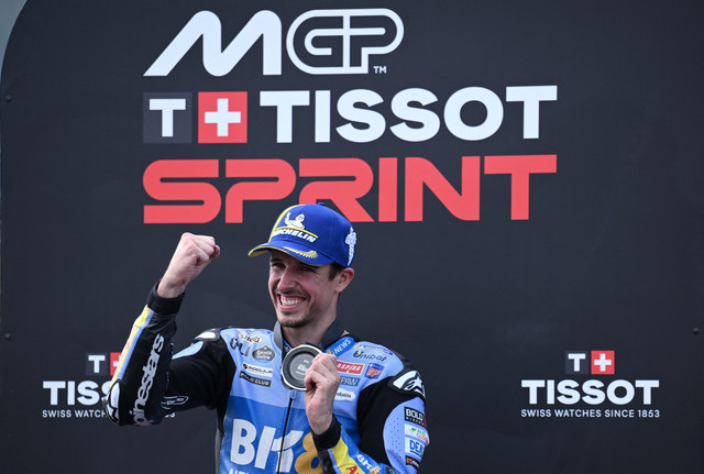 Alex Marquez dari tim BK8 Gresini Racing MotoGP merayakan setelah finis kedua dalam balapan sprint MotoGP Grand Prix Jerman di Sachsenring, Hohenstein-Ernstthal (11/7/2026). Foto: Annegret Hilse/REUTERS
