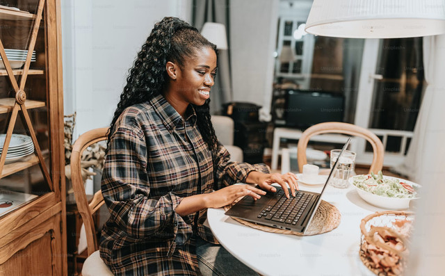Ilustrasi perempuan duduk didepan laptop pada malam hari (Foto: A. C. via unsplash)
