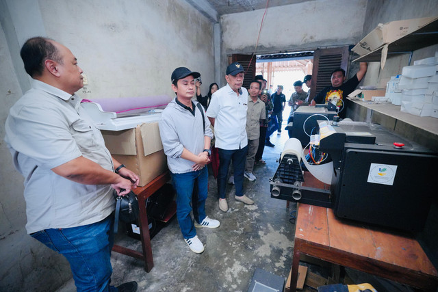 Wakil Menteri Sosial Agus Jabo Priyono bersama Senior Vice President Bank Mandiri Sri Dono Indarto menyerahkan bantuan laptop kepada Kepala Desa Karanganyar di Desa Karanganyar, Kecamatan Borobudur, Kabupaten Magelang, Sabtu (18/7/2026). Foto: Dok. Biro Humas Kemensos/Bayu Aprianto