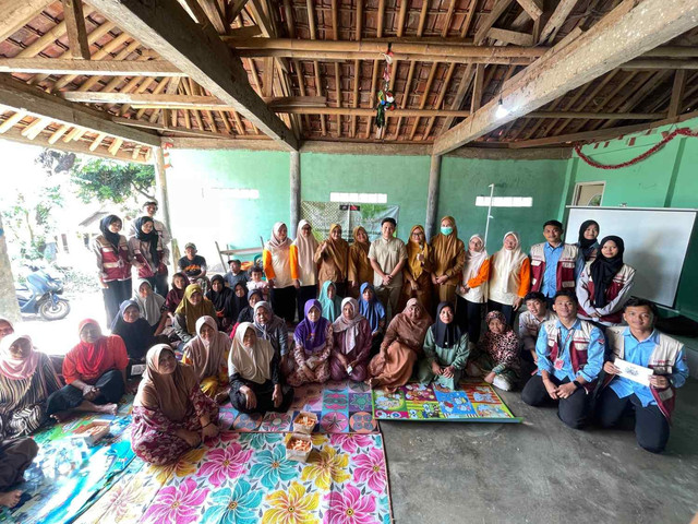 Foto bersama dengan warga dusun cimirun
